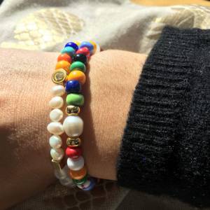 Edelstein Armband mit Smiley Perlen, Smiley Schmuck Armband mit weißem Achat, bunten Rocailles und vergoldetem Würfel Qu Bild 5