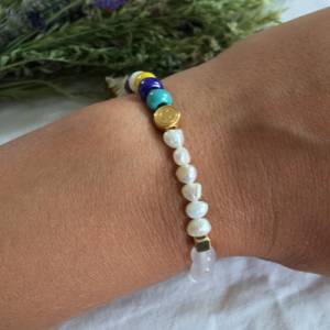 Edelstein Armband mit Smiley Perlen, Smiley Schmuck Armband mit weißem Achat, bunten Rocailles und vergoldetem Würfel Qu Bild 8