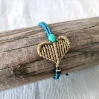 zierliches Makramee Armband Motiv Herz in gold mit petrolfarbenem  Band und kleinen Perlen in grün, blau und bronze Bild 2
