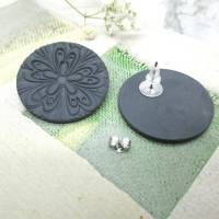 Große graue Ohrstecker, Graue Clips, graue Polymer-Ton-Ohrringe mit floraler Textur, minimalistische Ohrschmuck Bild 4