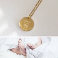 Gravierte Halskette für Mamas – Geburtskette - Babyfüße – Namenskette – Taufe - Edelstahl - Silber, Roségold oder Gold Bild 1