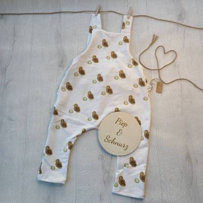 Handgenähte Latzhose aus Bio Sommersweat Größe 74/80 mit süßem Kiwi-Design – Verstellbar und Bequem!