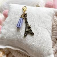 Spring in Paris - Taschenbaumler/Schlüsselanhänger mit Eiffelturm und Quaste in lila und türkis Bild 5