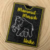 personalisierte Filzhülle für dein Mammut-Marsch Trophäenbuch - bestickt mit deinem Namen Bild 3