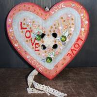 Geschenk Valentinstag LOVE abstrakt gestaltetes Herz aus Holz in Knopfoptik mit Acrylfarbe im Shabby-Stil gestaltet Bild 1