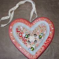 Geschenk Valentinstag LOVE abstrakt gestaltetes Herz aus Holz in Knopfoptik mit Acrylfarbe im Shabby-Stil gestaltet Bild 2