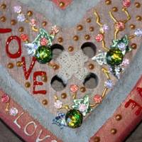Geschenk Valentinstag LOVE abstrakt gestaltetes Herz aus Holz in Knopfoptik mit Acrylfarbe im Shabby-Stil gestaltet Bild 3