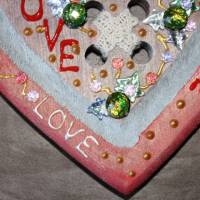 Geschenk Valentinstag LOVE abstrakt gestaltetes Herz aus Holz in Knopfoptik mit Acrylfarbe im Shabby-Stil gestaltet Bild 4