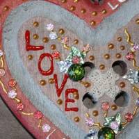 Geschenk Valentinstag LOVE abstrakt gestaltetes Herz aus Holz in Knopfoptik mit Acrylfarbe im Shabby-Stil gestaltet Bild 5