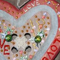 Geschenk Valentinstag LOVE abstrakt gestaltetes Herz aus Holz in Knopfoptik mit Acrylfarbe im Shabby-Stil gestaltet Bild 6