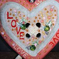 Geschenk Valentinstag LOVE abstrakt gestaltetes Herz aus Holz in Knopfoptik mit Acrylfarbe im Shabby-Stil gestaltet Bild 7