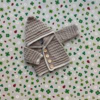 Strickjacke mit Kapuze Größe 50/56 braun beige Babyjacke Neugeboren Geschenk zur Geburt Babyparty Pullover Kapuzenjacke Bild 3