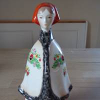 Grüße aus Ungarn: Mädchen-Figur in landestypischer Tracht. Keramik Bild 2