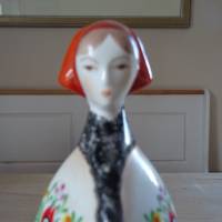 Grüße aus Ungarn: Mädchen-Figur in landestypischer Tracht. Keramik Bild 8