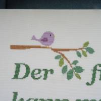 Für Möchte-gern-Langschläfer: Bild - auf Leinen in Kreuzstich gestickter Spruch "Der frühe Vogel kann mich mal". Bild 2