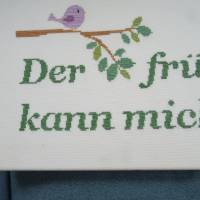 Für Möchte-gern-Langschläfer: Bild - auf Leinen in Kreuzstich gestickter Spruch "Der frühe Vogel kann mich mal". Bild 4