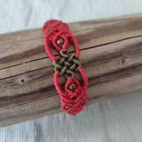 Makramee Armband in rot mit bronzefarbenem Metallelement Keltischer Knoten Bild 2