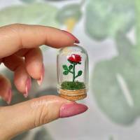 Gehäkelte Rose in einer Glaskuppel (microcrochet) Bild 1