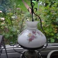 Pendel-Decken-Leuchte in Zinndekor mit Rosendekorierter Milchglasleuchte. Bild 5