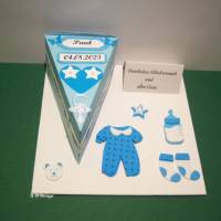 Geld-Geschenk zur Geburt/Taufe mit Accessoires für einen Jungen auf einen Malkarton mit Name und Datum, 2D, Baby Bild 1