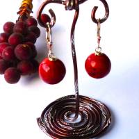 Klassischer Ohrschmuck mit roten Schaumkorallen, Handgearbeitet mit silbernen Ohrhaken. Ideal als Geschenk Bild 1