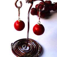 Klassischer Ohrschmuck mit roten Schaumkorallen, Handgearbeitet mit silbernen Ohrhaken. Ideal als Geschenk Bild 3