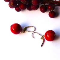 Klassischer Ohrschmuck mit roten Schaumkorallen, Handgearbeitet mit silbernen Ohrhaken. Ideal als Geschenk Bild 7
