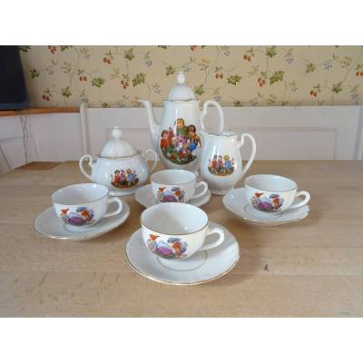 Liebevoll dekoriertes Kinder-Puppen-Service