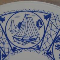 Keramik-Tortenplatte mit friesischem Dekor und Handhaben. Bild 3