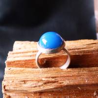 Ausdruckstarker Damen Ring mit leuchtendem Blau Achat. Goldschmiedearbeit aus resyceltem Sterlingsilber Bild 1