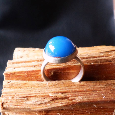 Ausdruckstarker Damen Ring mit leuchtendem Blau Achat. Goldschmiedearbeit aus resyceltem Sterlingsilber