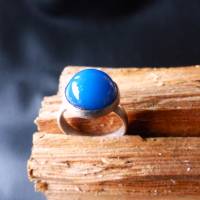 Ausdruckstarker Damen Ring mit leuchtendem Blau Achat. Goldschmiedearbeit aus resyceltem Sterlingsilber Bild 2
