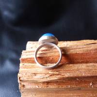 Ausdruckstarker Damen Ring mit leuchtendem Blau Achat. Goldschmiedearbeit aus resyceltem Sterlingsilber Bild 3