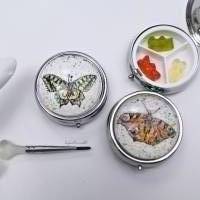 Pillendose mit Schmetterlingsmotiv Pfauenauge oder Schwalbenschwanz, handgemalt Bild 1