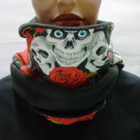 Wendeschal handgemachter kuscheliger Loopschal Schlauchschal „weiße Totenköpfe mit rote Rosen-Fleece“ Skull zum wenden Bild 1