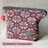 Gestrickte Zippertasche Gr.M mit rosa Glücksblumen  / Reißverschlußtasche / Schminktasche / Taschenorganizer Bild 1
