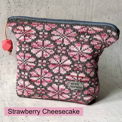 Gestrickte Zippertasche Gr.M mit rosa Glücksblumen  / Reißverschlußtasche / Schminktasche / Taschenorganizer