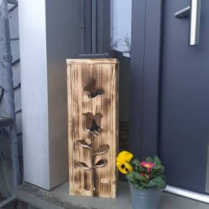 Deko Laterne Säule Holz mit Solar LED Beleuchtung für Balkon, Terrasse, Garten oder vor der Haustüre Rose Schmetterlinge Bild 1