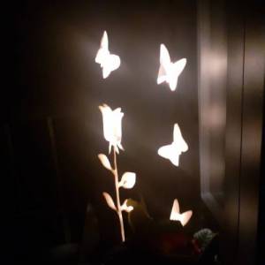 Deko Laterne Säule Holz mit Solar LED Beleuchtung für Balkon, Terrasse, Garten oder vor der Haustüre Rose Schmetterlinge Bild 3
