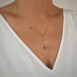 Goldene Edelsteinkette mit Dreieck vergoldet und Mondstein Anhänger als Weihnachtsgeschenk für Freundin oder zur Hochzei Bild 2