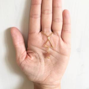 Goldene Edelsteinkette mit Dreieck vergoldet und Mondstein Anhänger als Weihnachtsgeschenk für Freundin oder zur Hochzei Bild 5
