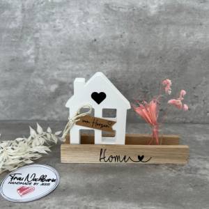 Haus aus Raysin im Holzständer mit Schriftzug Home, Deko, Dekoideen, Lichthaus, Holzklötzchen, Vase, Trockenblumen Bild 1