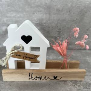 Haus aus Raysin im Holzständer mit Schriftzug Home, Deko, Dekoideen, Lichthaus, Holzklötzchen, Vase, Trockenblumen Bild 2