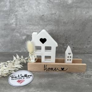 Haus aus Raysin im Holzständer mit Schriftzug Home, Deko, Dekoideen, Lichthaus, Holzklötzchen, Vase, Trockenblumen Bild 3