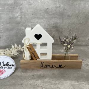 Haus aus Raysin im Holzständer mit Schriftzug Home, Deko, Dekoideen, Lichthaus, Holzklötzchen, Vase, Trockenblumen Bild 4