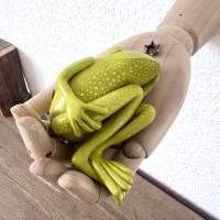 Lieber den Frosch in der Hand als die Kröte auf dem Dach, Wandobjekt, Skulptur, Froschfigur, frei modelliert Bild 4