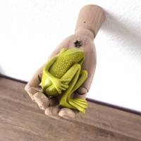 Lieber den Frosch in der Hand als die Kröte auf dem Dach, Wandobjekt, Skulptur, Froschfigur, frei modelliert Bild 6