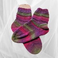 Handgestrickte Socken mit einem wundervollen Verlaufsgarn, in rot,grün und violett gestrickt,Größe 40-42 Bild 1