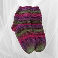 Handgestrickte Socken mit einem wundervollen Verlaufsgarn, in rot,grün und violett gestrickt,Größe 40-42 Bild 2