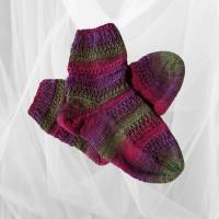 Handgestrickte Socken mit einem wundervollen Verlaufsgarn, in rot,grün und violett gestrickt,Größe 40-42 Bild 3